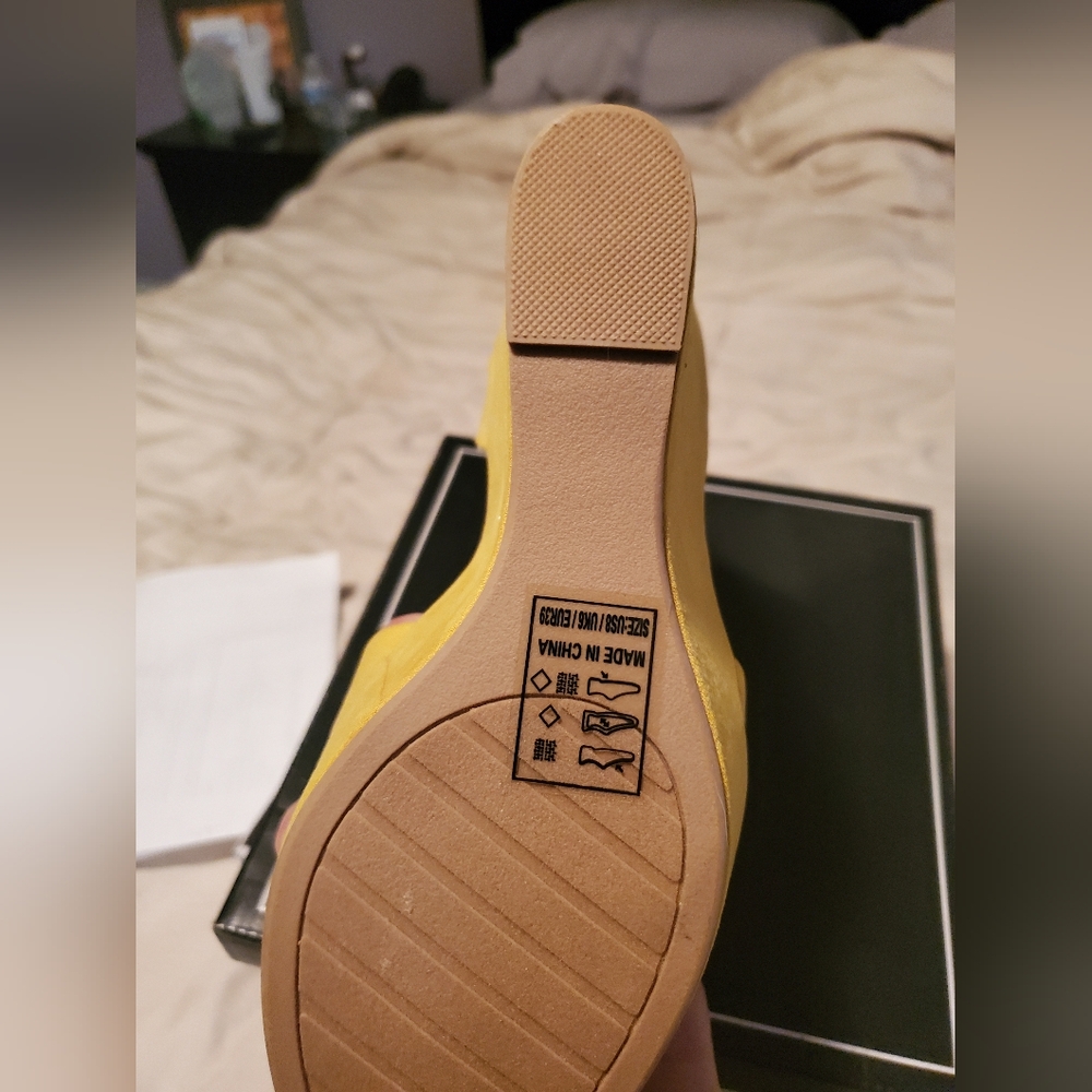 New yellow wedge Sandals size 8 - Picture 3 of 6